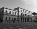 Das Institutsgebäude nach der Renovierung 2014 (Ansicht von Norden, schwarz/weiß)
