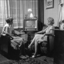 gruppenbild_frau und mädchen_fernseher